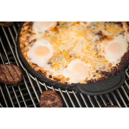 Weber Piastra in Ghisa Tonda con pancetta e uova in cottura