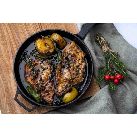 Ooni Skillet Padella Tonda in ghisa con base in legno con carne preparata al forno