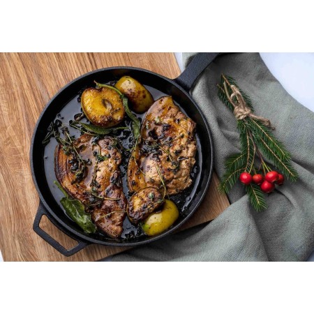 Ooni Skillet Padella Tonda in ghisa con base in legno con carne preparata al forno