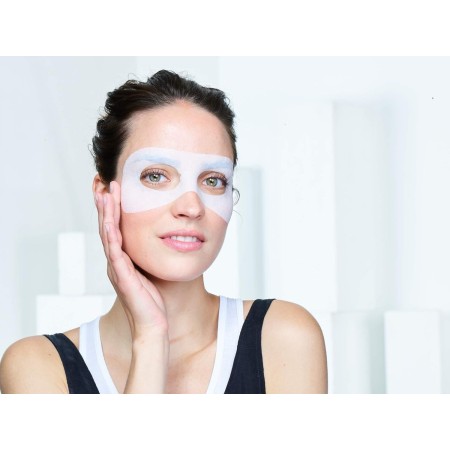 esempio di applicazione sul contorno occhi della Maschera Garnier Hydra Bomb con Acqua di Cocco