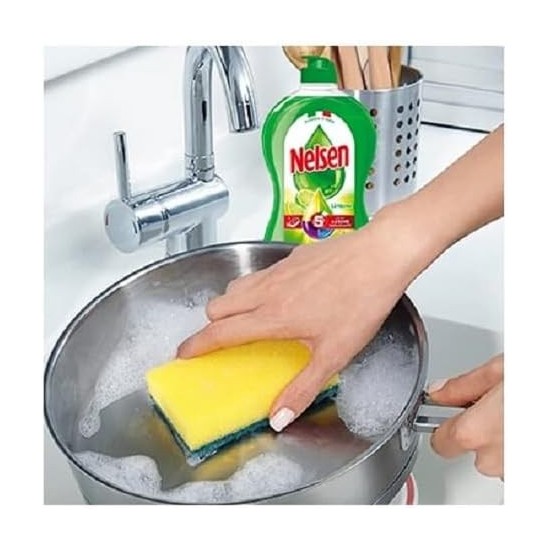 Detersivo per Piatti Nelsen Classico Limone in suo su una pentola sporca