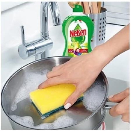 Detersivo per Piatti Nelsen Classico Limone in suo su una pentola sporca