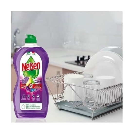 Detersivo Nelsen Aceto e Lavanda per Piatti a Mano -sul lavello con piatti e bicchieri puliti e brillanti