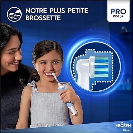 Mamma con bambina felice mentre usa lo Spazzolino Elettrico Bambini Oral-B Personaggi Disney.