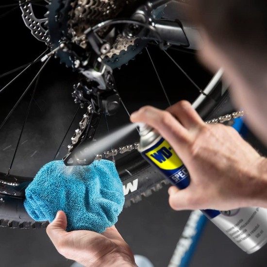 WD40 Sgrassante Bici in uso sul cambio della bicicletta