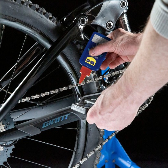 Wd40 Bike Lubrificante condizioni umide in uso mentre si lubrifica la catena vicino il pedale