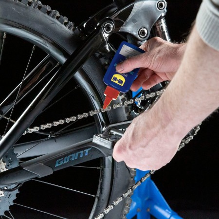 Wd40 Bike Lubrificante condizioni umide in uso mentre si lubrifica la catena vicino il pedale