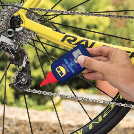 Wd40 Bike Lubrificante condizioni umide in uso mentre si lubrifica la catena vicino il cambio