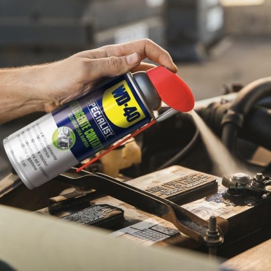 WD40 Detergente Contatti Elettrici in uso sul polo della batteria auto
