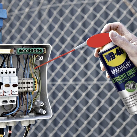 WD40 Detergente Contatti Elettrici in uso sul quadro elettrico domestico