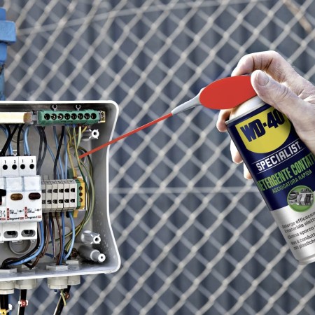 WD40 Detergente Contatti Elettrici in uso sul quadro elettrico domestico