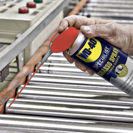 WD 40 Grasso Spray  in uso mentre lubrifica rulli trasportatori