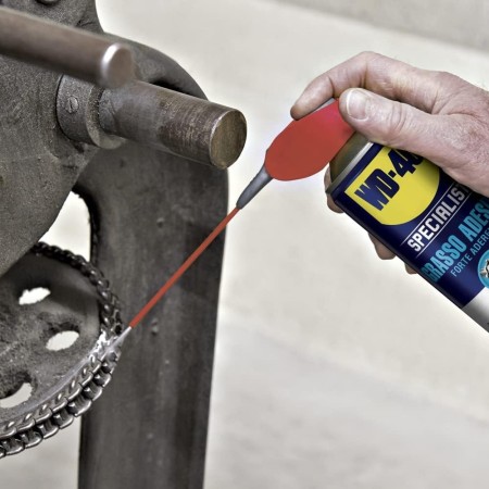 WD 40 Grasso Adesivo spruzzato su un'ingranaggio a catena