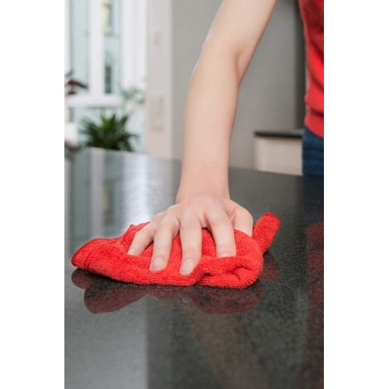 Panno in microfibra vileda in uso sul piano in marmo nero