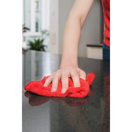 Panno in microfibra vileda in uso sul piano in marmo nero