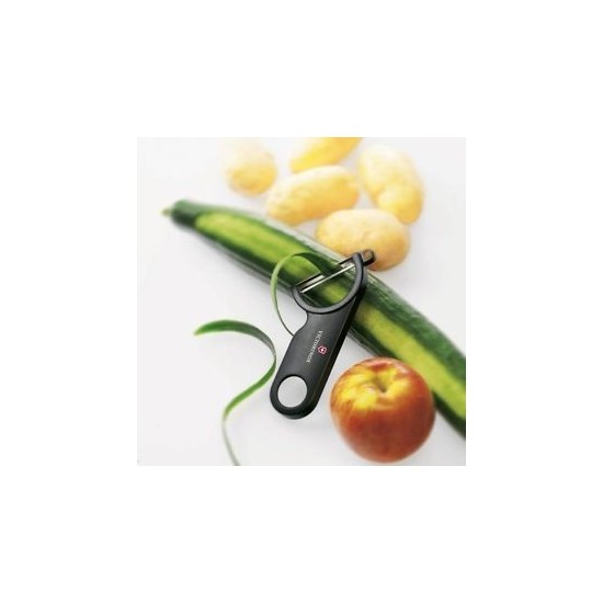 Pelapatate Victorinox mentre pela una zucchina con accanto patate e mela