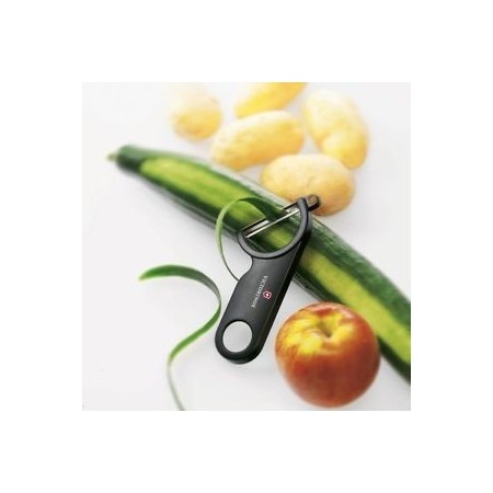Pelapatate Victorinox mentre pela una zucchina con accanto patate e mela