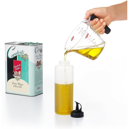 Flacone Dosatore Morbido da Chef mentre si rabbocca con dell'olio di oliva
