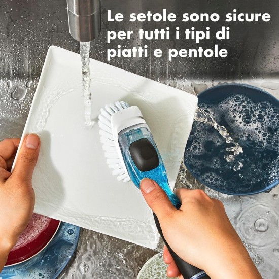 Spazzola Lavapiatti mentre lava un piatto