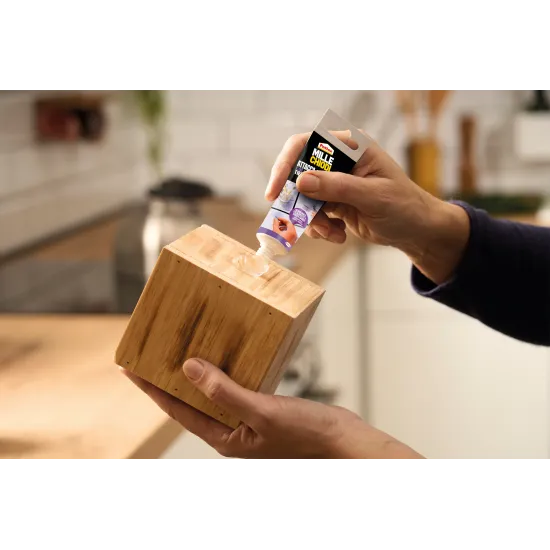 Pattex Millechiodi Attacca e Stacca su cubo in legno