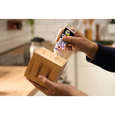Pattex Millechiodi Attacca e Stacca su cubo in legno