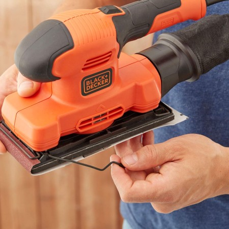 come agganciare il foglio alla Levigatrice Orbitale Black & Decker BEW220-QS - 150W