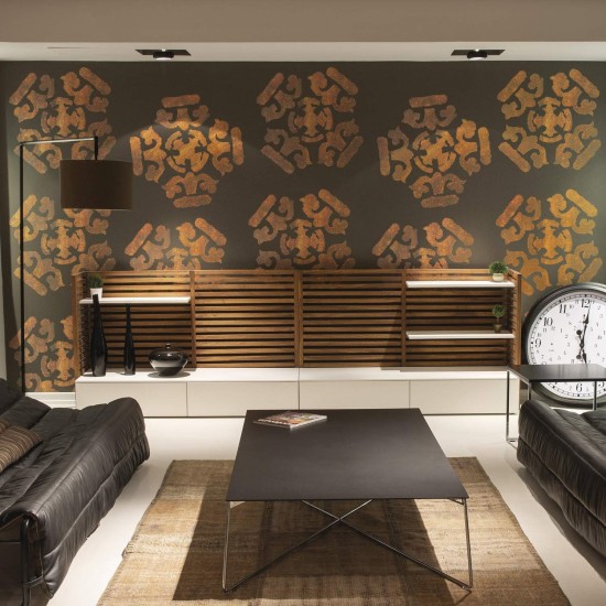 Decorativo effetto ruggine tixe su parete con fiori disegnati arrugginiti