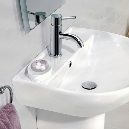 dopo l'applicazione dello Smalto per Sanitari e Ceramiche Renovatix 750ml Bianco sul lavandino