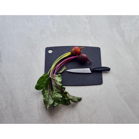 Coltello da cucina Victorinox lama 19cm sul tagliere con verdure