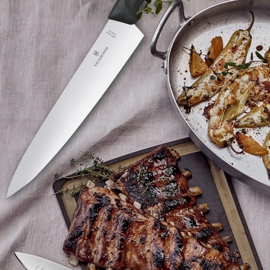 Coltello da cucina Victorinox 22cm sul tavolo con carne arrostita