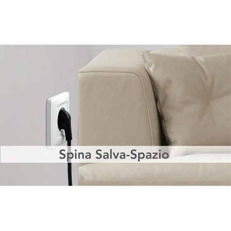 Presa elettrica a muro con spina nera Electraline inserita in modo salvaspazio