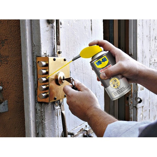 WD40 Lubrificante per Serraturementre lubrifica una serratura per porta
