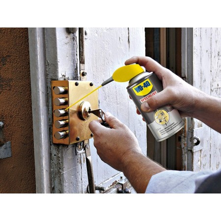 WD40 Lubrificante per Serraturementre lubrifica una serratura per porta