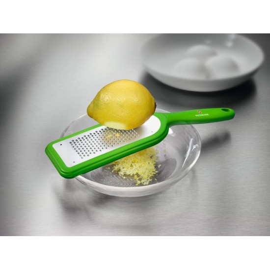 Grattugia Victorinox durante l'utilizzo con limone.