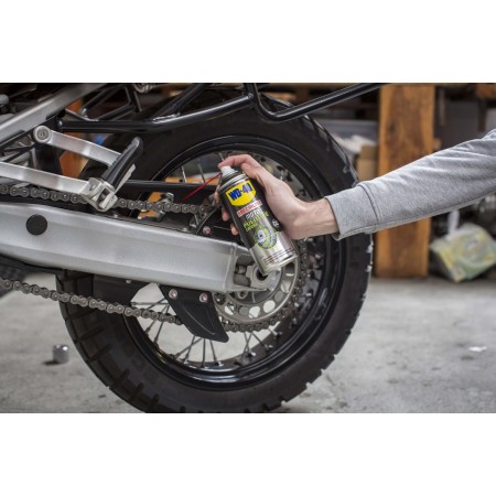 Wd40 Pulitore Catena  mentre viene spruzzato sulla catena montata su una moto