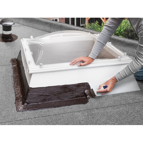 Plastica liquida per riparazioni durante l'applicazione con pennello.