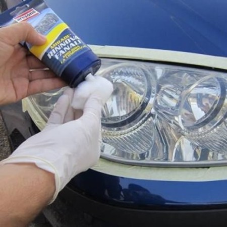 Applicazione di Arexons Rinnova Fanali per lucidare fari opacizzati