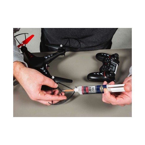 Mani che applicano la Colla Liquida Bostik Fast Fix 2 con siringa e beccuccio su drone.