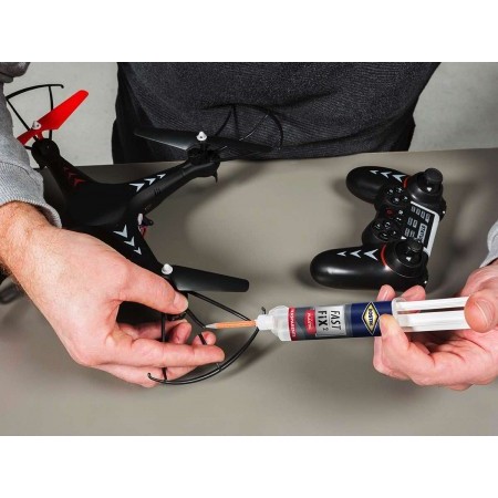 Mani che applicano la Colla Liquida Bostik Fast Fix 2 con siringa e beccuccio su drone.