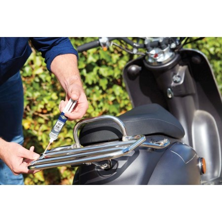 Applicazione con siringa e beccuccio su metallo di Fast Fix2 acciaio liquido Bostik