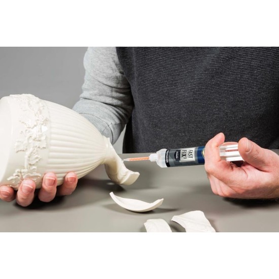 Applicazione di Bostik Fast Fix2 Liquid Power su oggetto in ceramica con siringa e beccuccio di precisione.