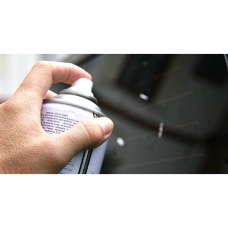 Colla Trasparente Bostik Superchiaro Spray durante l'utilizzo.