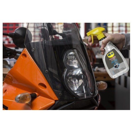 Wd40 Specialist Moto Detergente Spray Universale in uso sul parabrezza della moto