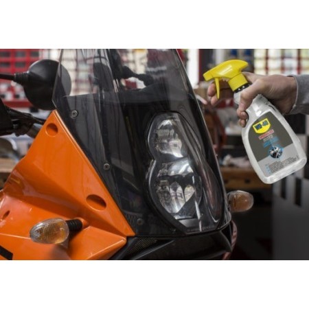 Wd40 Specialist Moto Detergente Spray Universale in uso sul parabrezza della moto