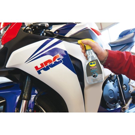 Wd40 Specialist Moto Detergente Spray Universale mentre viene spruzzato sulla carena della moto