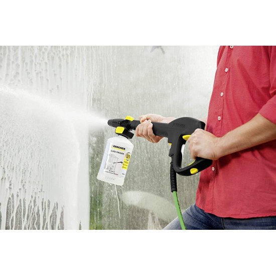 Utilizzo del detergente Karcher  per vetri e verande 3-in-1 su una veranda