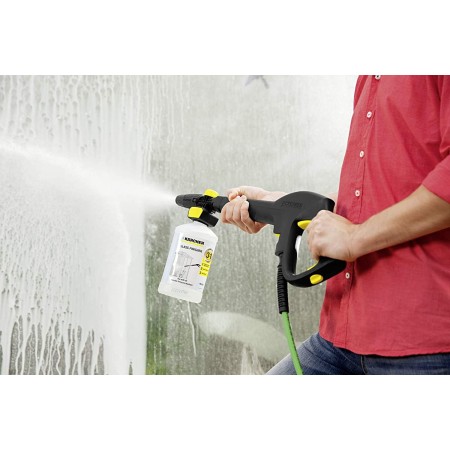 Utilizzo del detergente Karcher  per vetri e verande 3-in-1 su una veranda