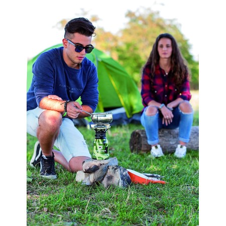 Kemper Fornellino a Gas con Accensione elettronica, in uso in campeggio con una pentola sopra