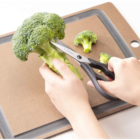 VictorInox Forbice per Cucina Universale mentre taglia un broccolo