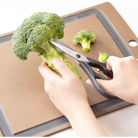 VictorInox Forbice per Cucina Universale mentre taglia un broccolo